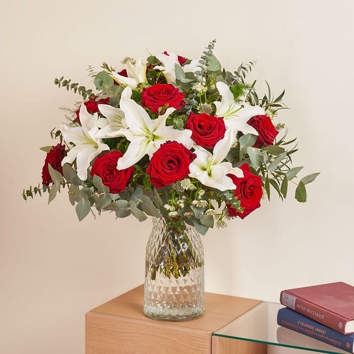 ramo de flores con rosas rojas