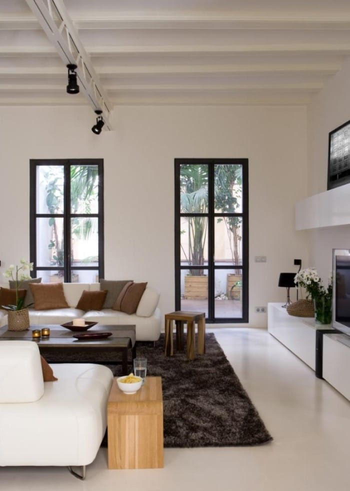 Minimalismo y blanco dominante en este espectacular apartamento de Barcelona