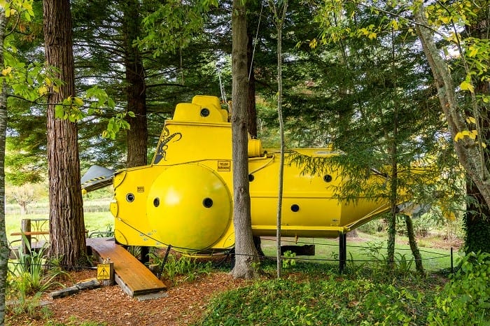 alojamiento en un submarino amarillo