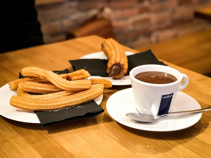 churros rellenos de chocolate con una taza de chocolate caliente