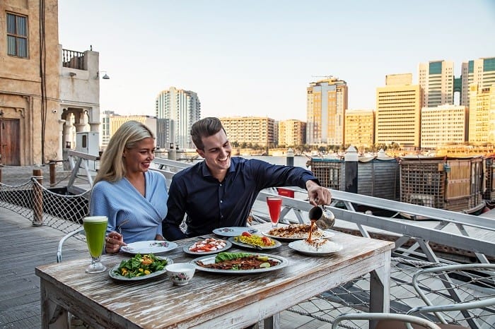 Pareja en Dubái en restaurante Al Seef