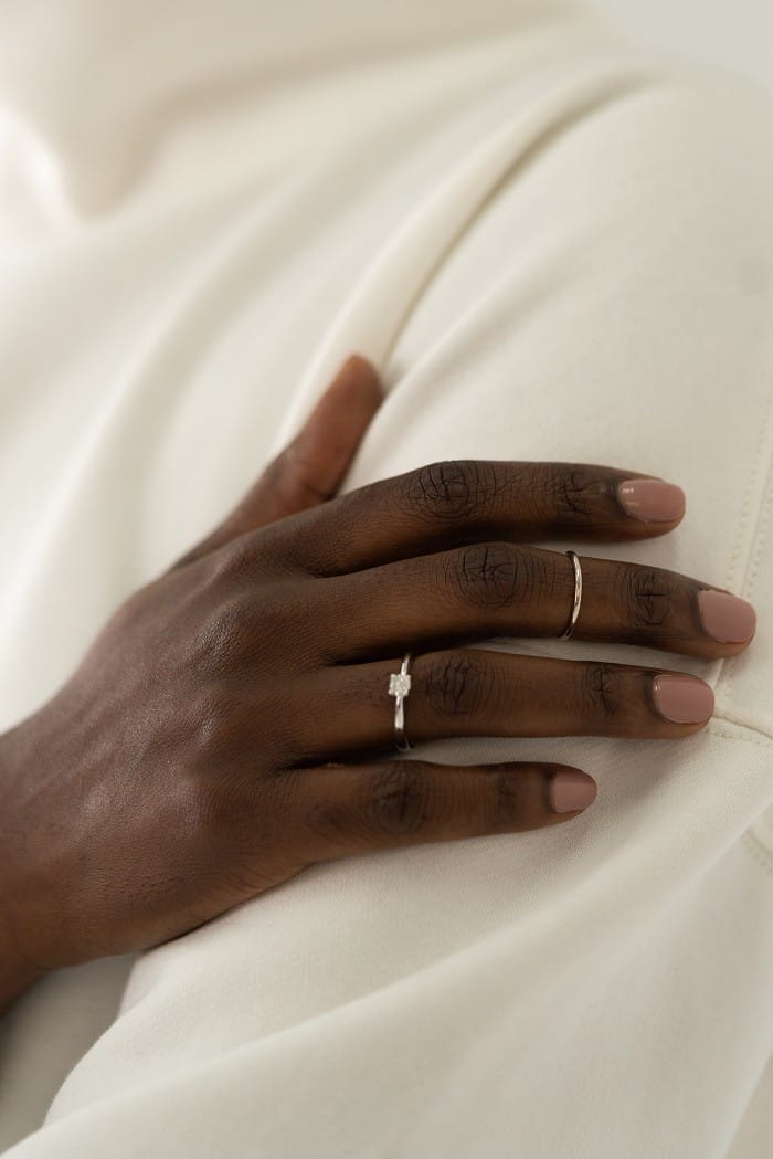 mano con anillos Lum