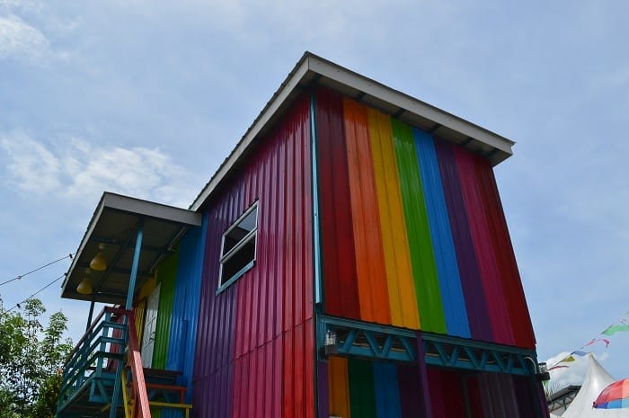 colorida casa de contenedor marítimo usado