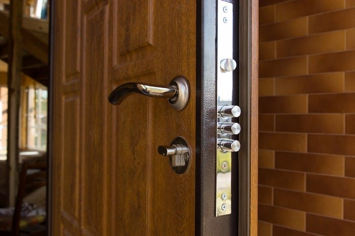 cerradura de una puerta de madera y blindada