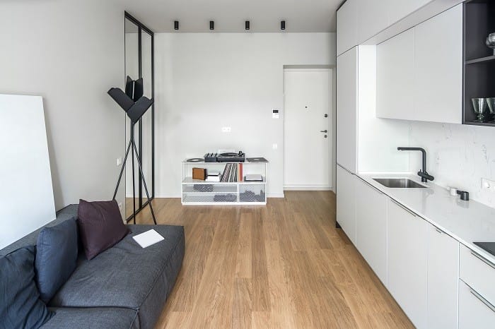 cocina estilo moderna con suelo laminado