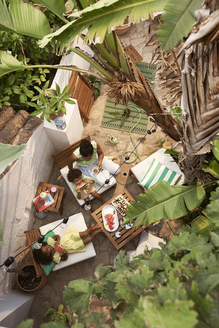 zona exterior con muebles de exterior de madera