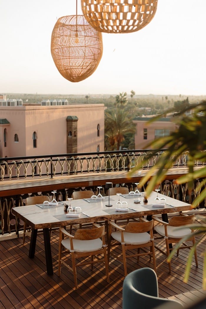mesa en la terraza del Hotel Nobu Marrakech