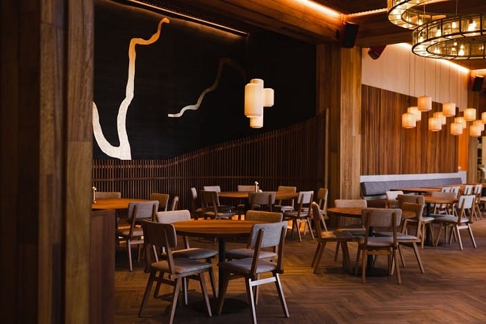 mesas del restaurante del Hotel Nobu Marrakech