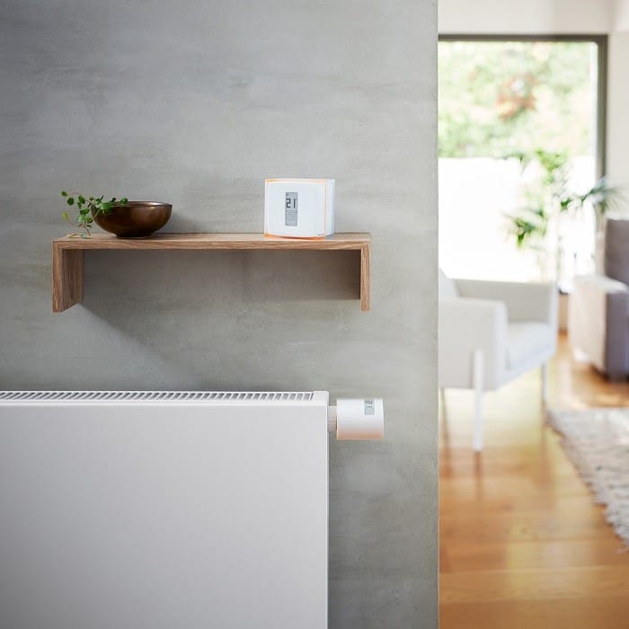salón con radiador y pack de termostato con válvula para radiador