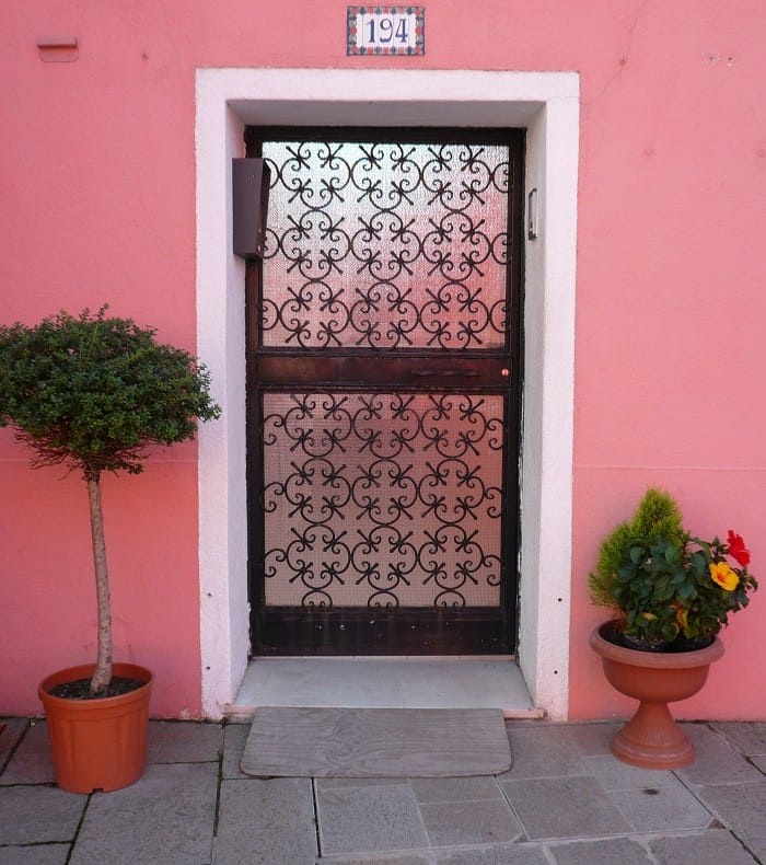 puerta principal de una casa con herrería en ella