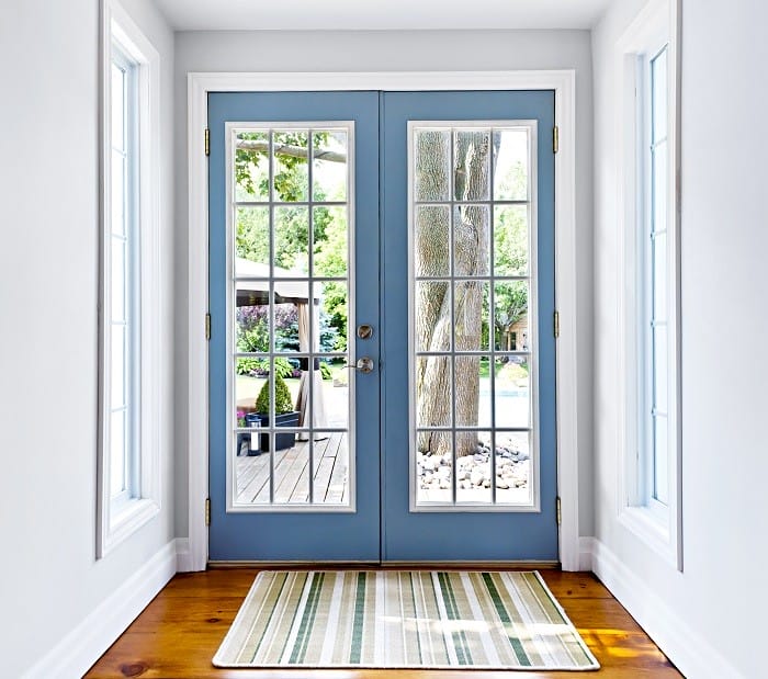 puerta principal de una casa con ventanas