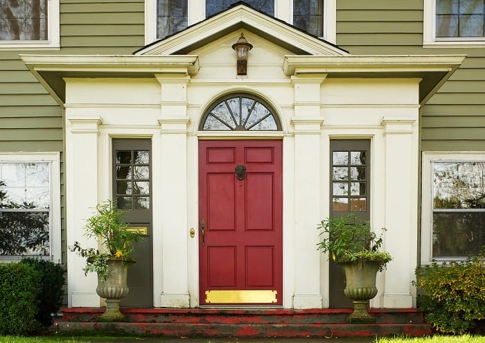 Puerta principal en color magenta