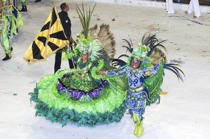 dos mujeres disfrazadas bailando en los carnavales