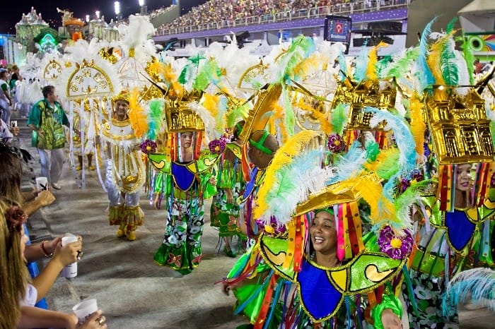 multitud de personas disfrazadas en un desfile de carnaval