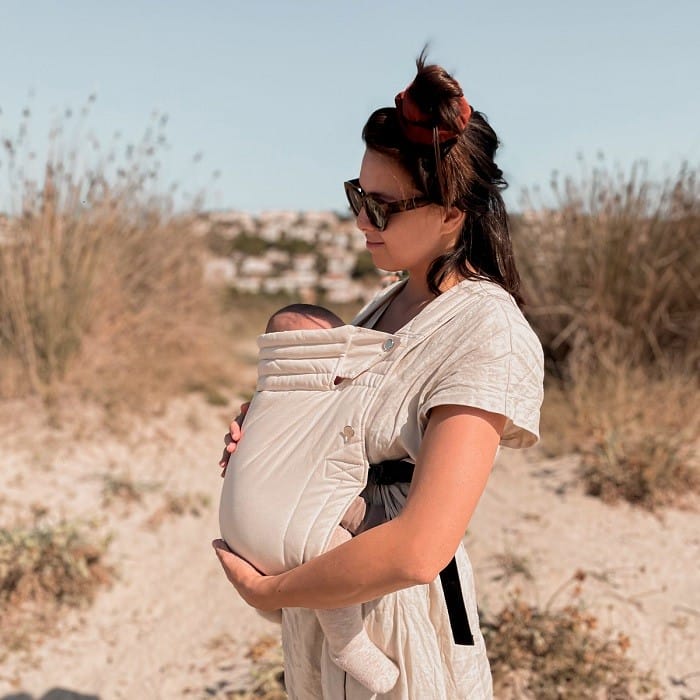 mujer con una mochila portabebés