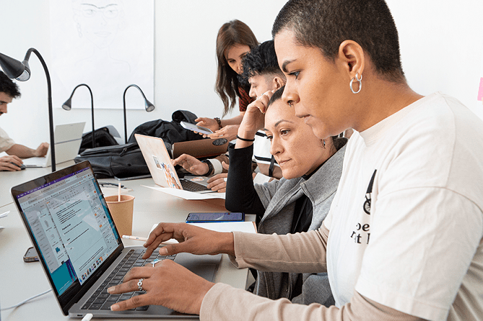 Jóvenes de Ikea Inspiring Talents trabajando sobre el proyecto en el ordenador