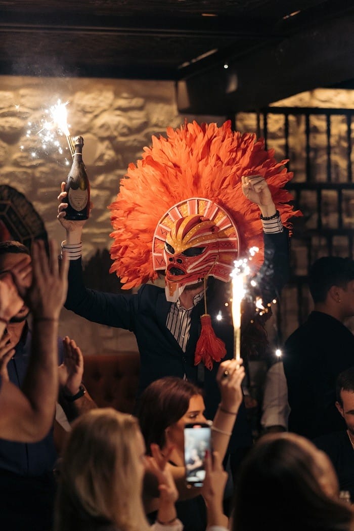 Ambiente festivo en restaurante COYA Marbella