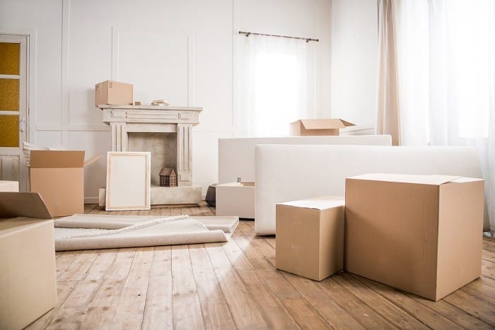 interior de una casa con cajas de mudanza