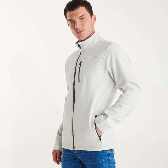 chaqueta tipo softshell en un modelo