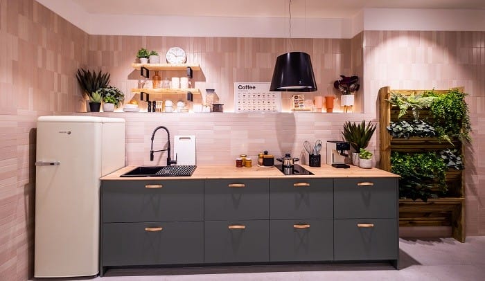 cocina leroy merlin en un showroom en Valencia