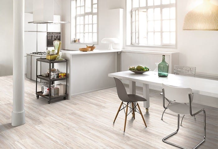 cocina abierta con suelo vinílico en color claro