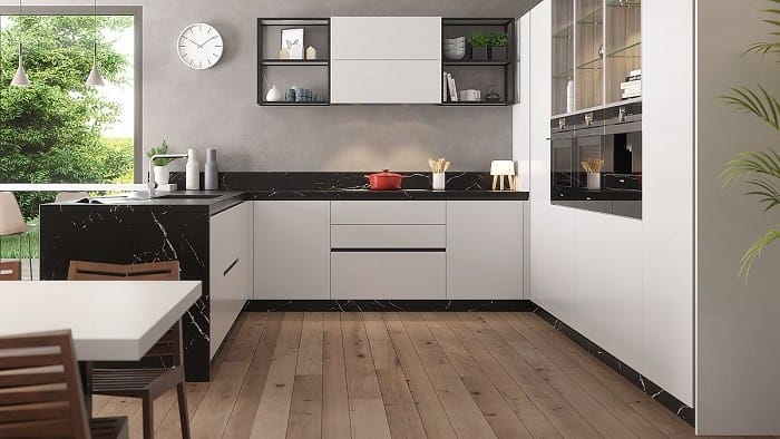 cocina moderna con isla en color blanca y piedra negra