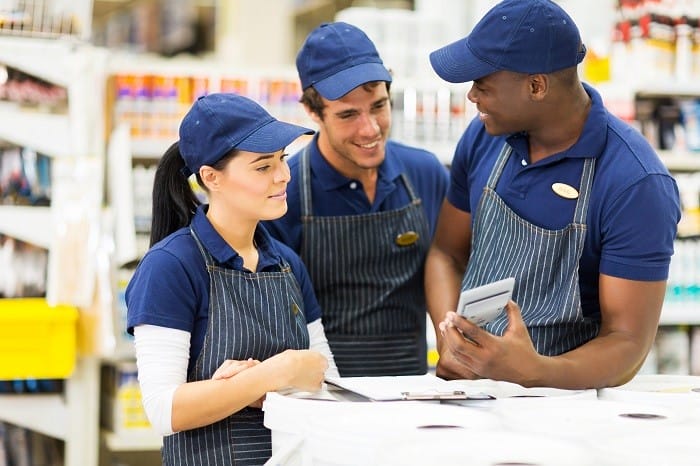grupo de compañeros de trabajo hablando en el trabajo