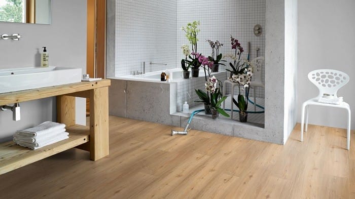 cuarto de baño con suelo vinílico de madera claro