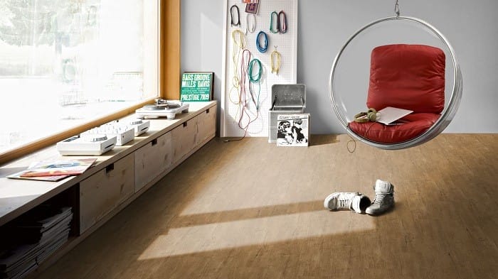 estudio de música con un suelo vinílico en madera claro