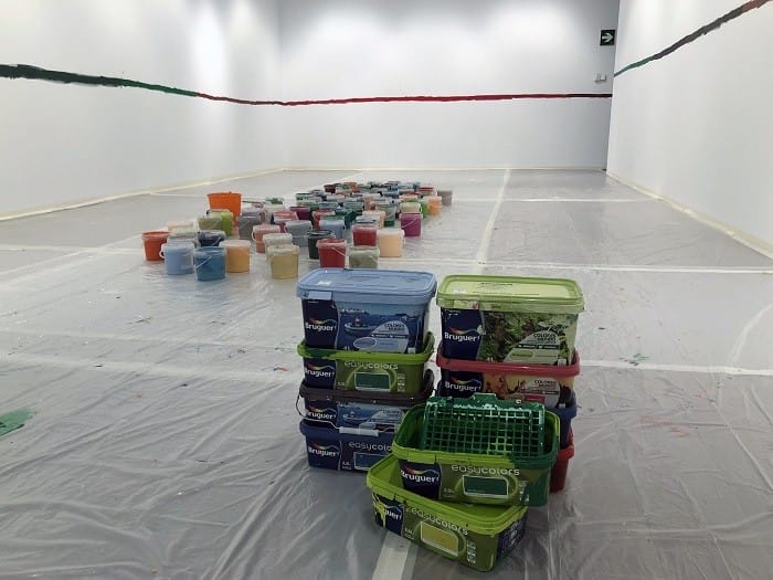 botes de pintura en sala de la exposición Los Dalton