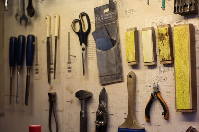 herramientas de trabajo en pared