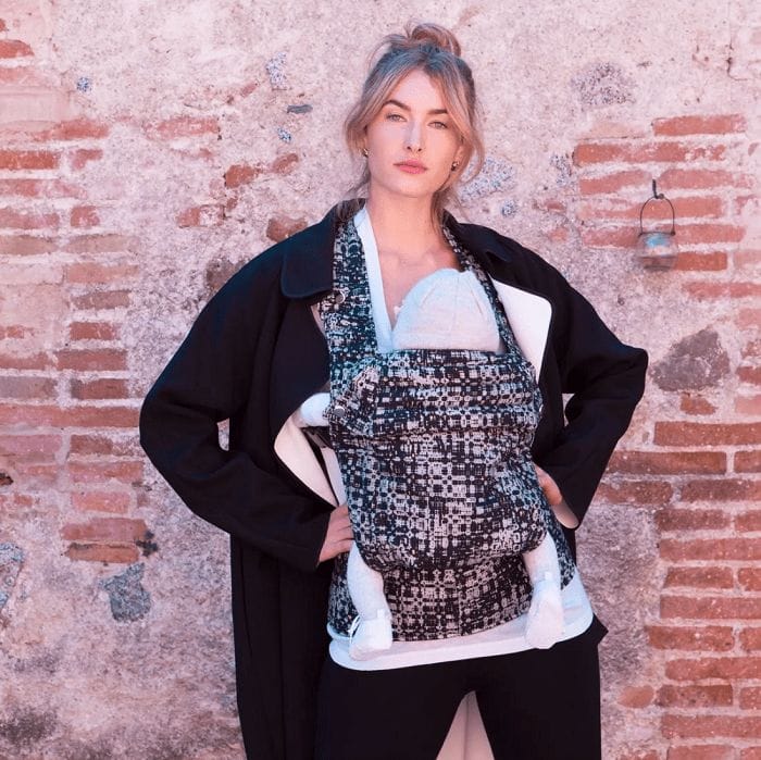 mujer con mochila portabebés
