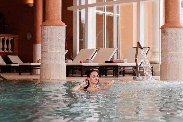 mujer en un spa