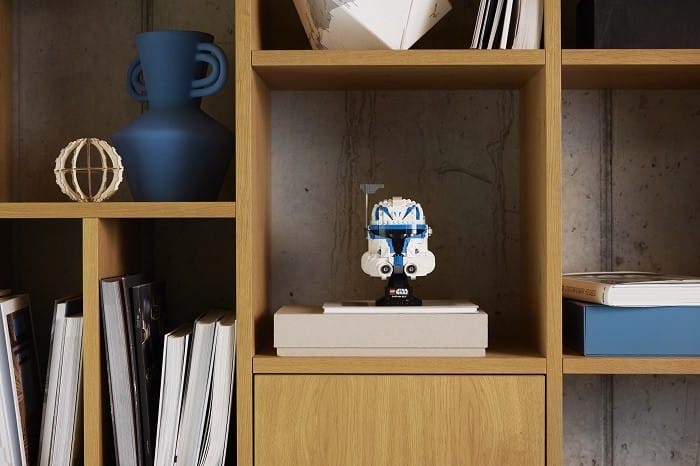 casco lego en estantería