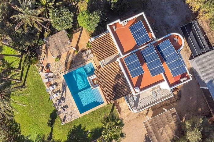 vista de una casa con piscina para alquiler vacacional