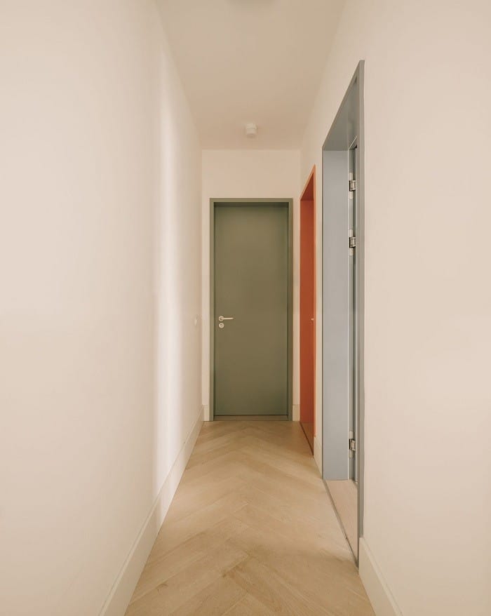 pasillo del apartamento diseñado por HIMACS
