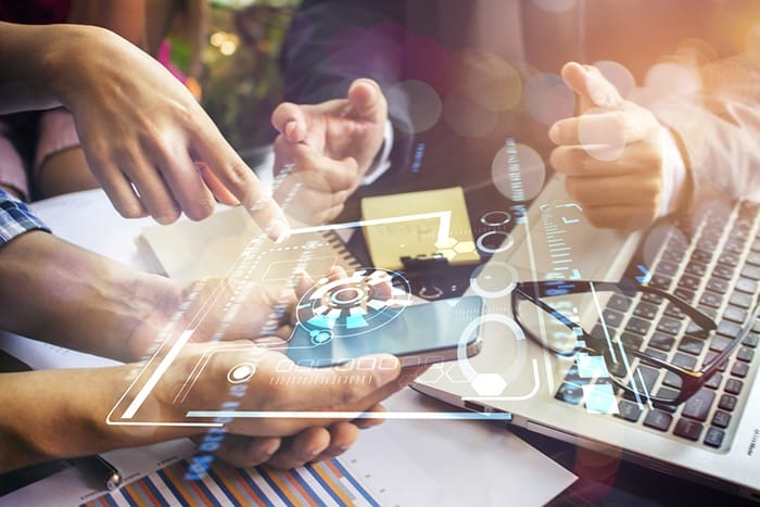 personas trabajando ordenador