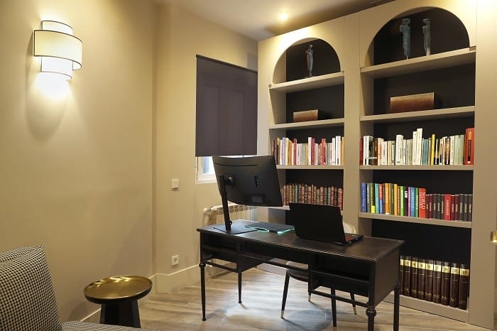 despacho con estantería y mesa con silla