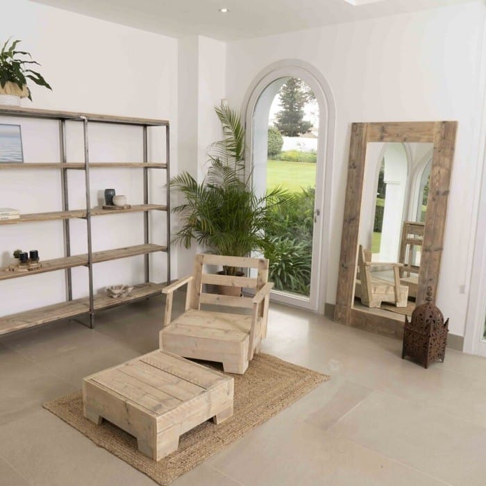 salón con decoración y elementos de estilo rústico