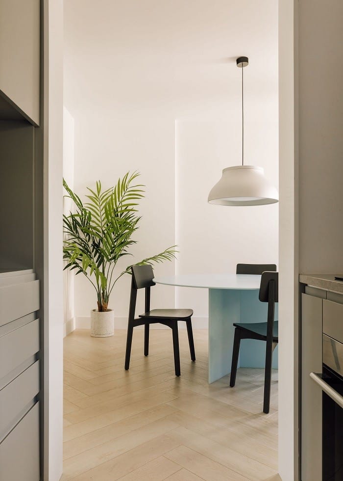 salón con mesa y silla diseño de HIMACS