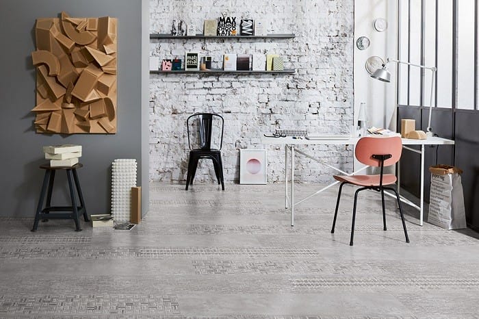 zona de despacho con escritorio y suelo vinílico claro