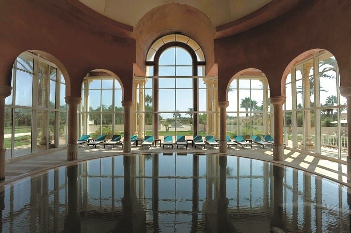 zona de spa con piscina y grandes ventanales