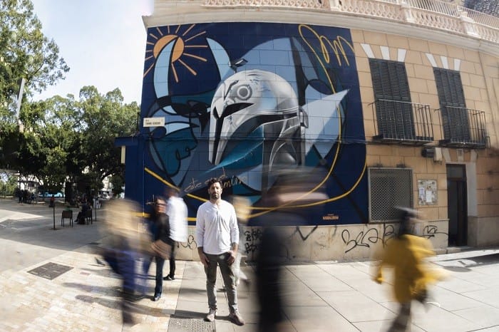Artista urbano Belin con su mural urbano de Disney