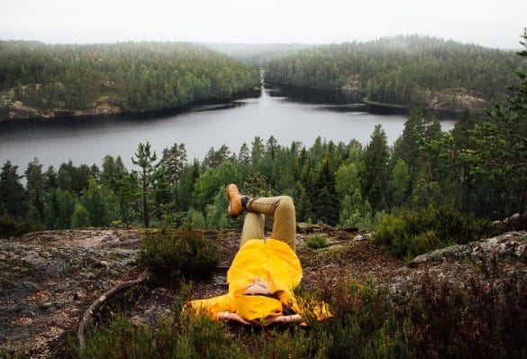 mujer tumbada en un bosque de Finlandia