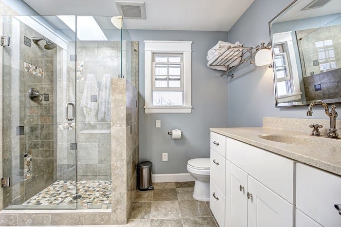 interior de un cuarto de baño con mampara con cristal