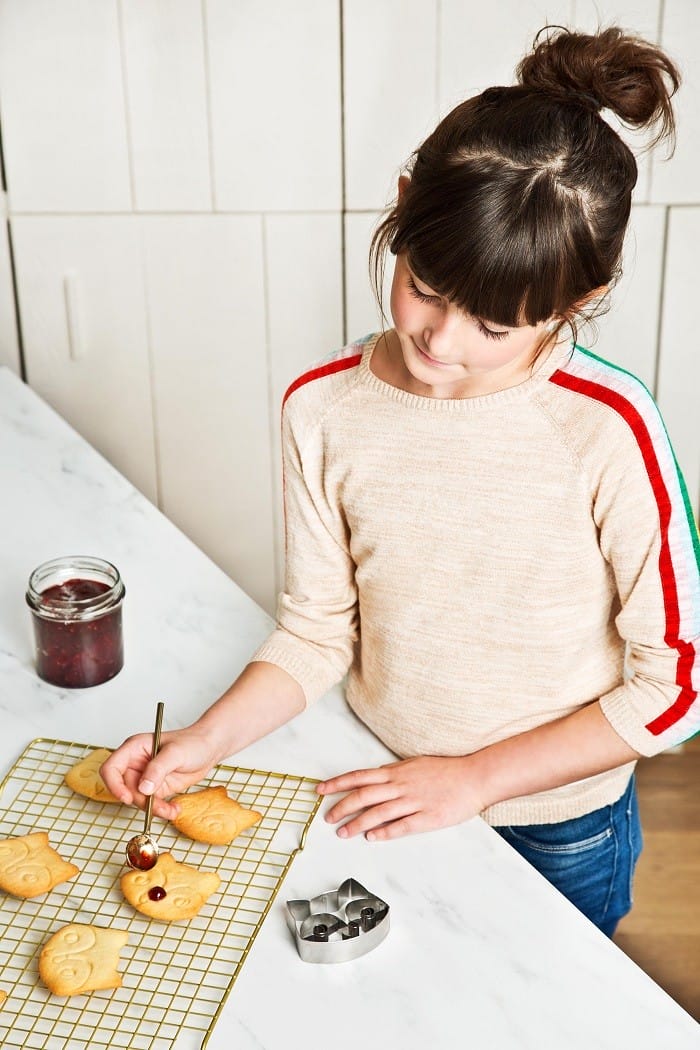 niña haciendo galletas con molde