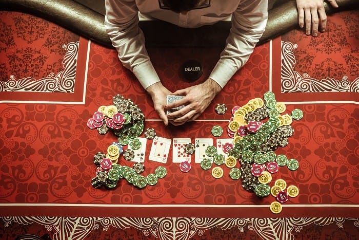 Mesa de juego de póker con fichas y cartas