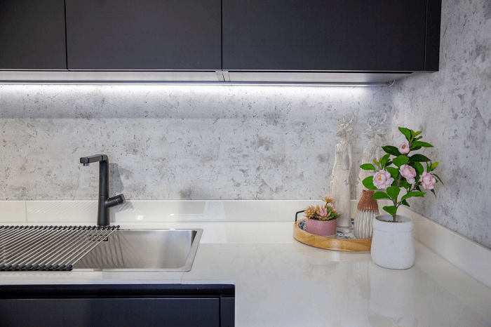 detalle de muebles de cocina con iluminación led