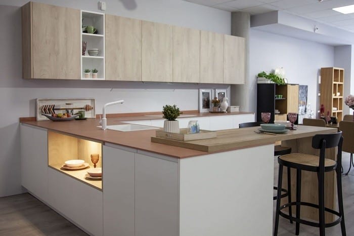 diseño de cocina en tonos claros