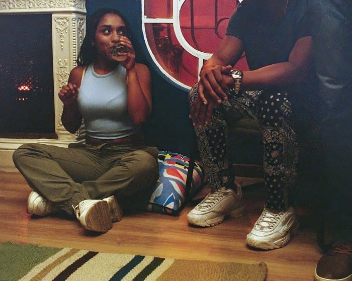 adolescente sentada encima del cojín de ikea de la colección OMSESIDIG